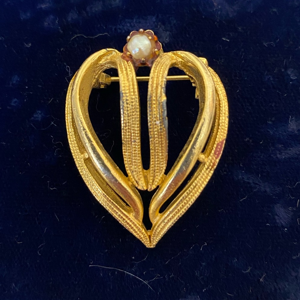 Vintage gold tone heart brooch Pearl accent